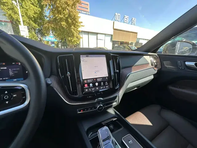 Volvo XC60 — Фото автомобиля 7