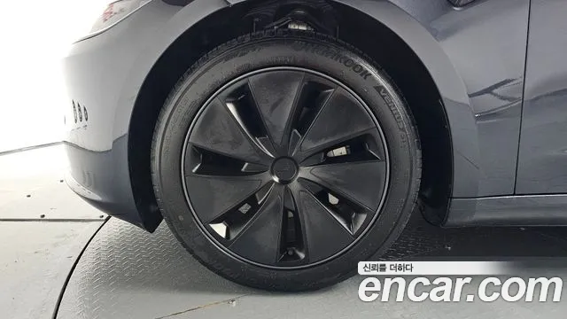 Tesla Model 3 — Фото автомобиля 4
