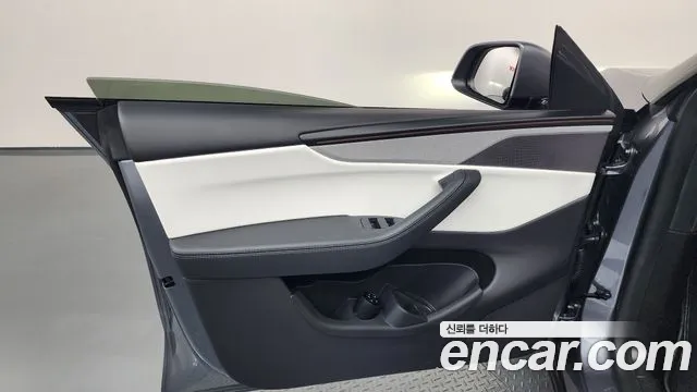 Tesla Model Y — Фото автомобиля 15