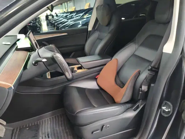 Tesla Model Y — Фото автомобиля 14
