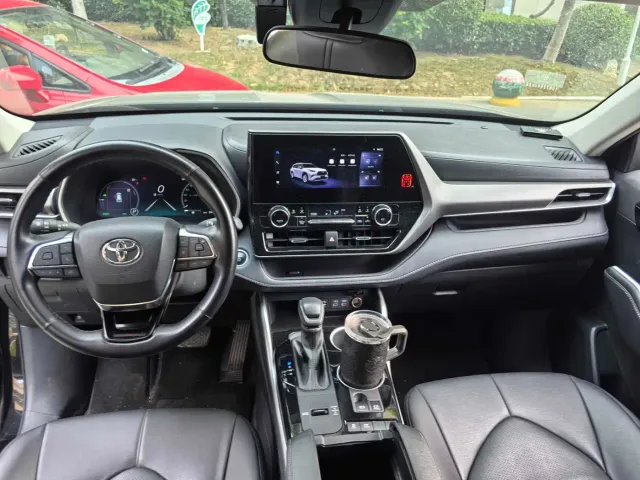 Toyota Highlander — Фото автомобиля 10