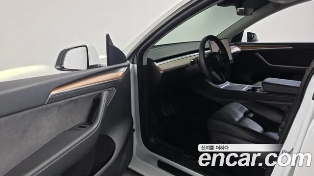 Tesla Model Y — Фото автомобиля 10
