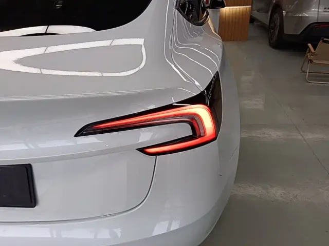 Tesla Model 3 — Фото автомобиля 7