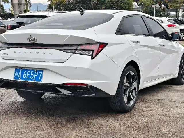 Hyundai Elantra — Фото автомобиля 12