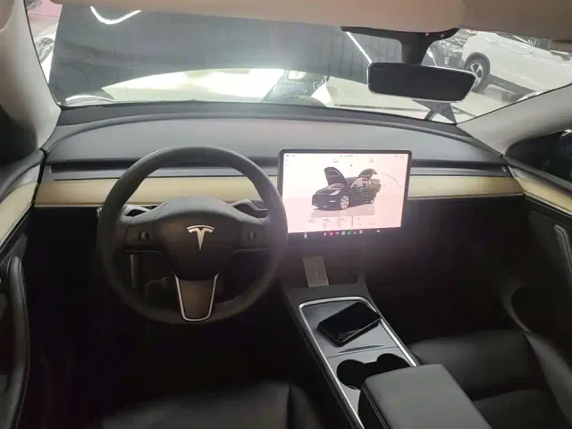 Tesla Model Y — Фото автомобиля 9