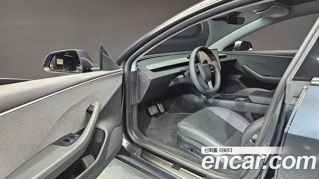 Tesla Model 3 — Фото автомобиля 10