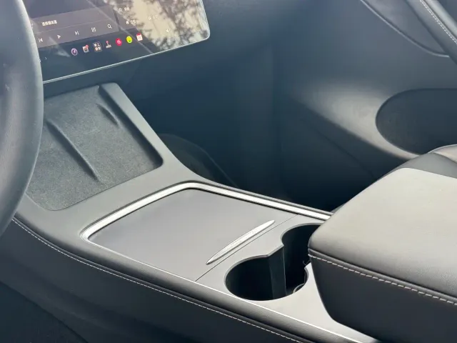 Tesla Model Y — Фото автомобиля 15