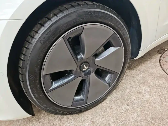 Tesla Model 3 — Фото автомобиля 22