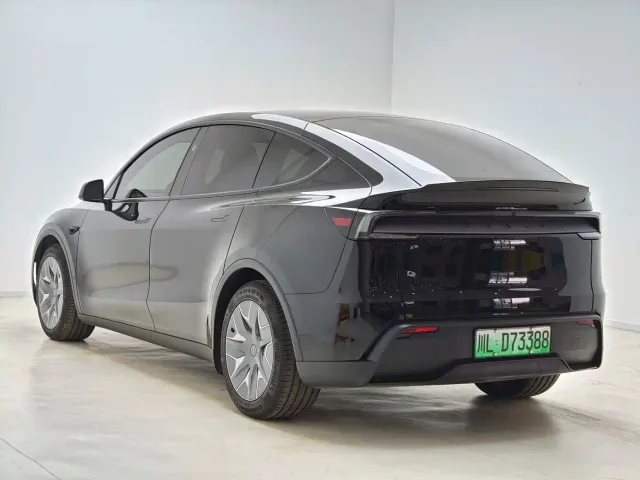 Tesla Model Y L — Фото автомобиля 11