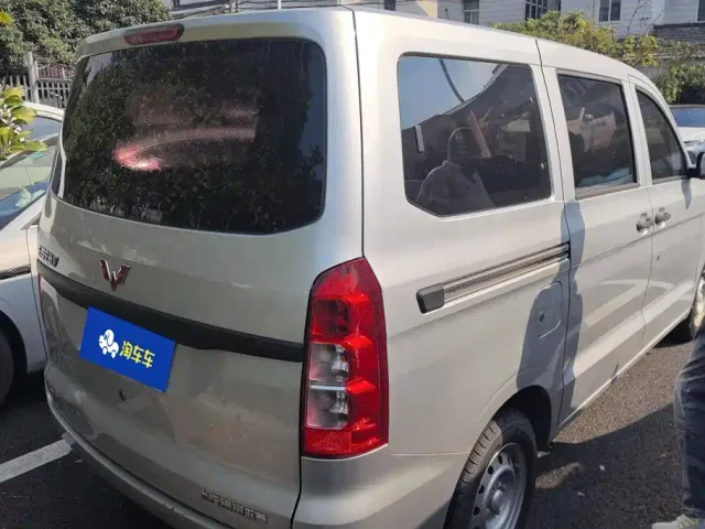 Wuling Hongguang V — Фото автомобиля 3