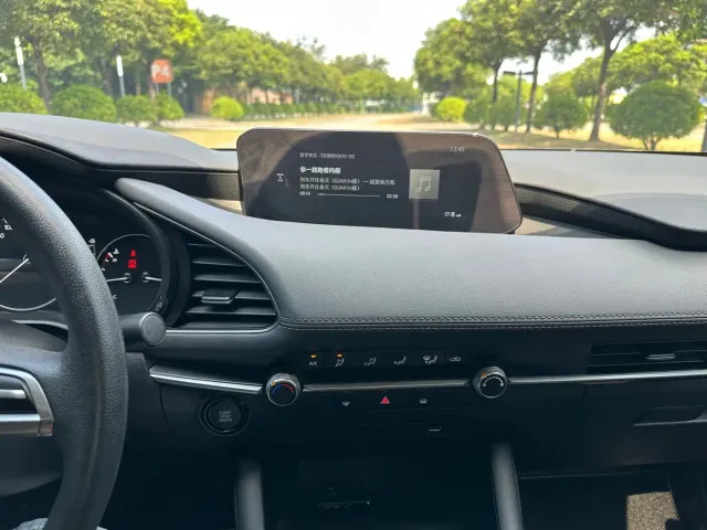 Mazda Axela — Фото автомобиля 12