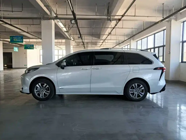 Toyota Sienna — Фото автомобиля 3