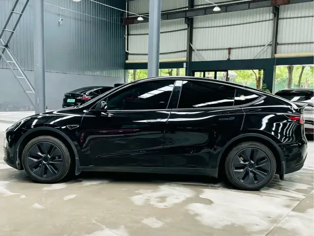 Tesla Model Y — Фото автомобиля 8