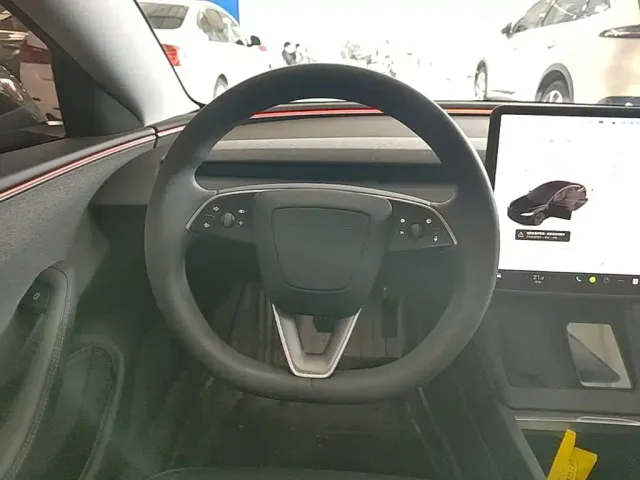 Tesla Model 3 — Фото автомобиля 10