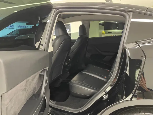 Tesla Model Y — Фото автомобиля 13