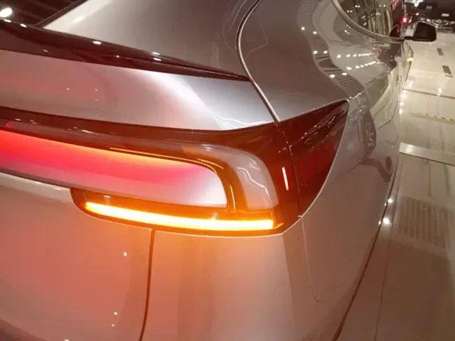 Tesla Model Y L — Фото автомобиля 7