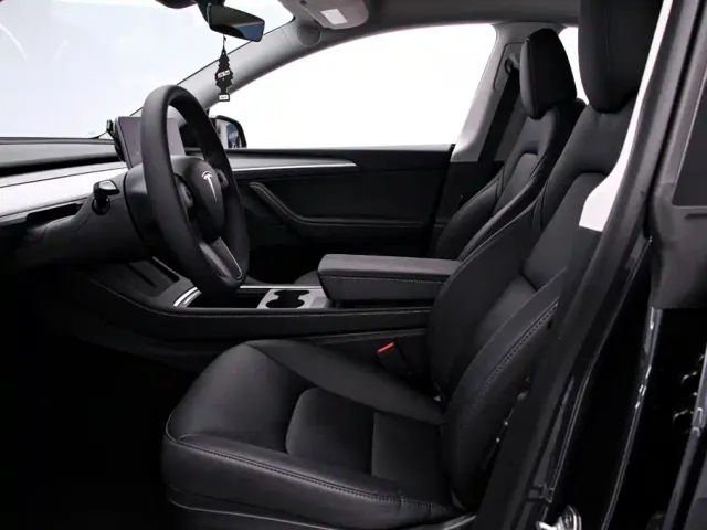 Tesla Model Y — Фото автомобиля 12