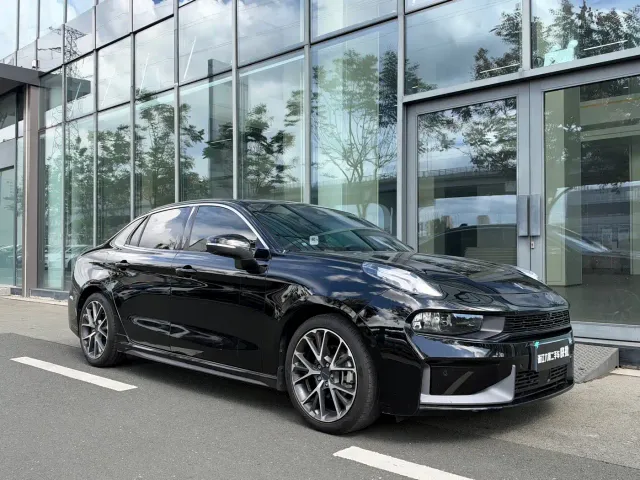 Lynk & Co 03 — Фото автомобиля 3
