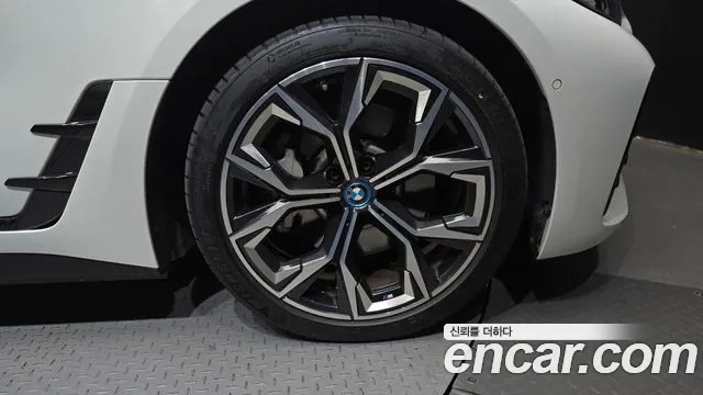 BMW i4 — Фото автомобиля 6