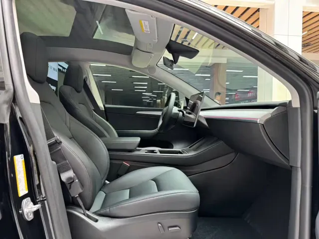 Tesla Model Y — Фото автомобиля 17