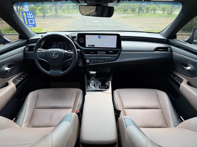 Lexus ES — Фото автомобиля 12
