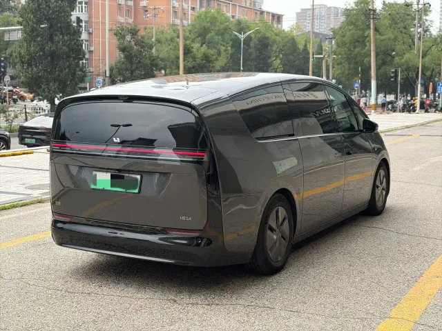 Li Auto MEGA — Фото автомобиля 6