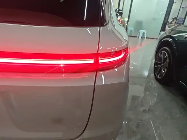 Li Auto L9 — Фото автомобиля 7