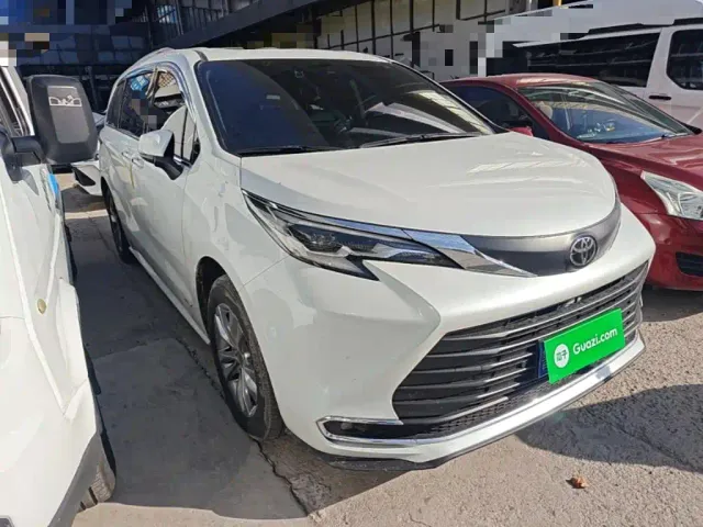 Toyota Sienna — Фото автомобиля 3