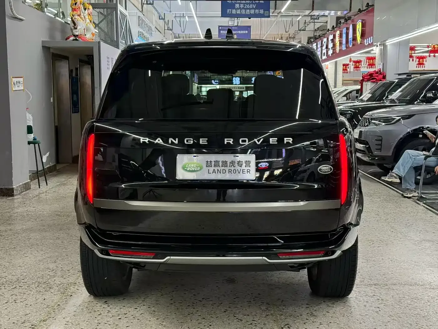 Land Rover Range Rover 2023 3.0 L6 360PS Golden Age Edition — Фото автомобиля 8