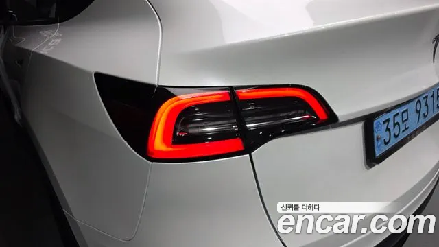 Tesla Model Y — Фото автомобиля 17