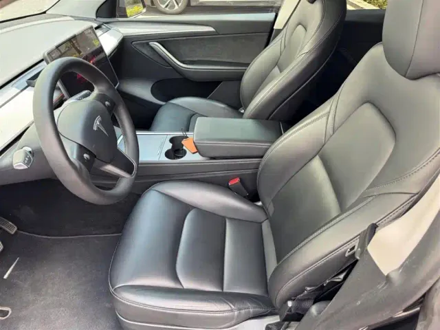 Tesla Model Y — Фото автомобиля 4