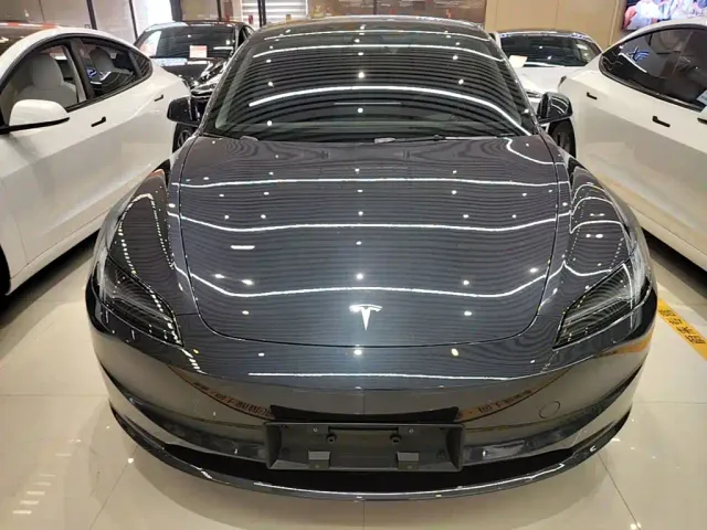 Tesla Model 3 — Фото автомобиля 2
