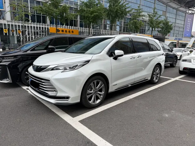 Toyota Sienna — Фото автомобиля 2