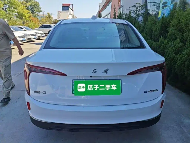 Hongqi E-QM5 — Фото автомобиля 5