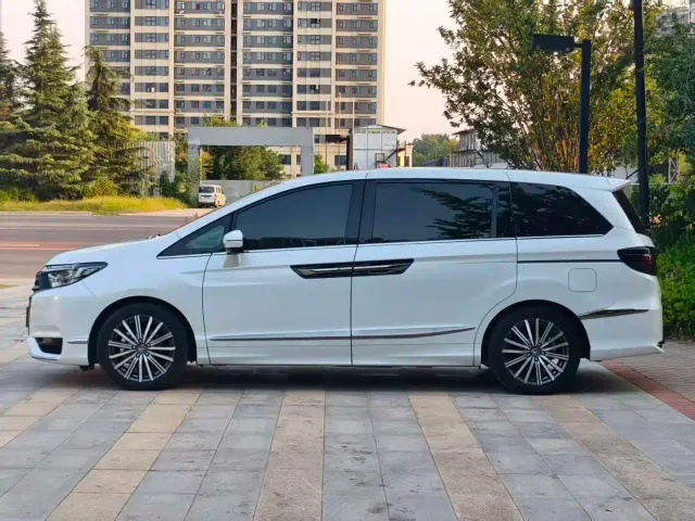 Honda Elysion 2022 2.0L e:HEV Luxury — Фото автомобиля 3