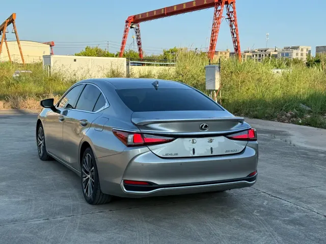 Lexus ES — Фото автомобиля 7