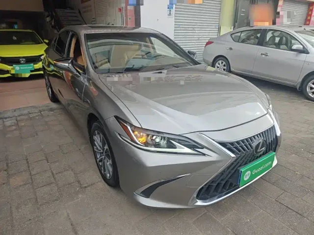 Lexus ES — Фото автомобиля 3