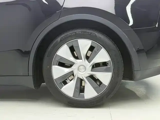 Tesla Model Y — Фото автомобиля 16