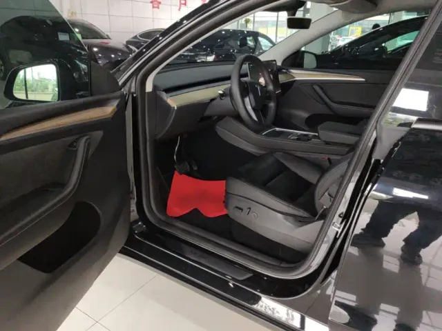 Tesla Model Y — Фото автомобиля 15