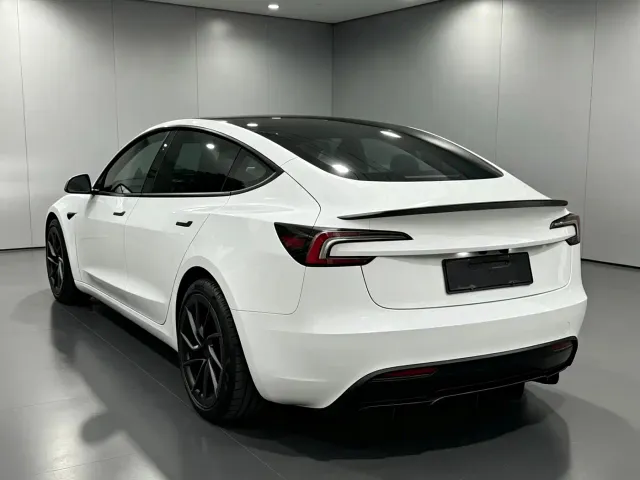 Tesla Model 3 — Фото автомобиля 6