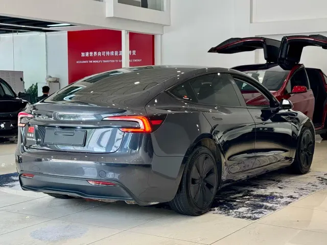 Tesla Model 3 — Фото автомобиля 15