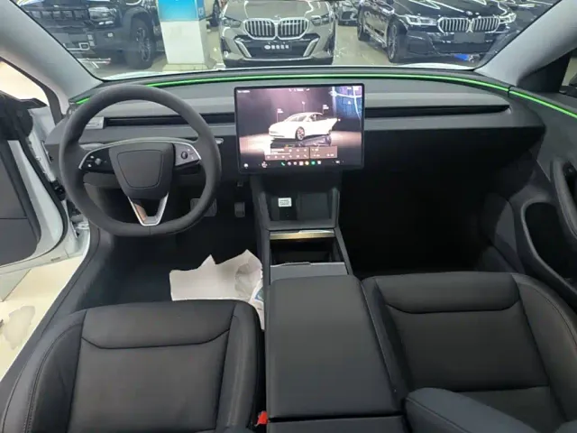 Tesla Model 3 — Фото автомобиля 9