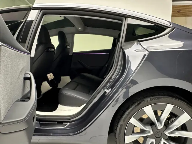 Tesla Model 3 — Фото автомобиля 8