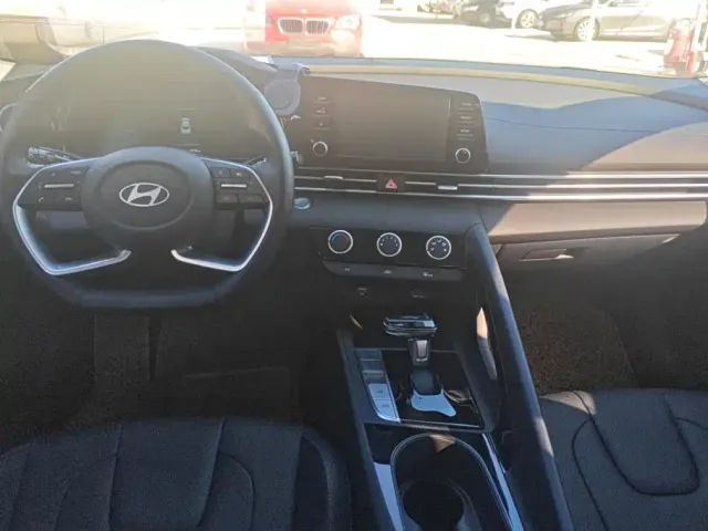 Hyundai Elantra — Фото автомобиля 12