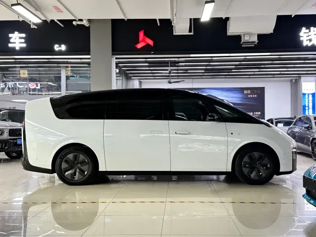 Li Auto MEGA — Фото автомобиля 6