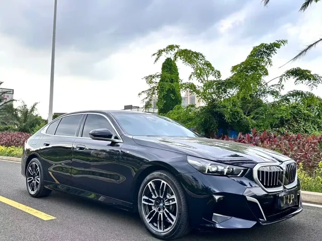 BMW 5 Series — Фото автомобиля 3