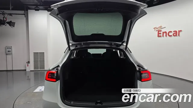 Tesla Model Y — Фото автомобиля 26
