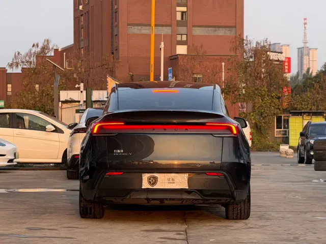 Tesla Model Y — Фото автомобиля 6
