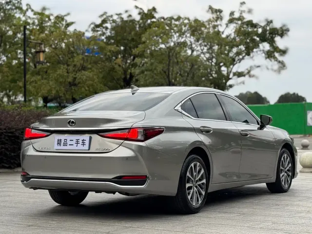 Lexus ES — Фото автомобиля 8