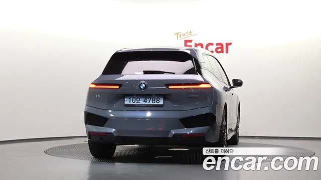 BMW iX — Фото автомобиля 4